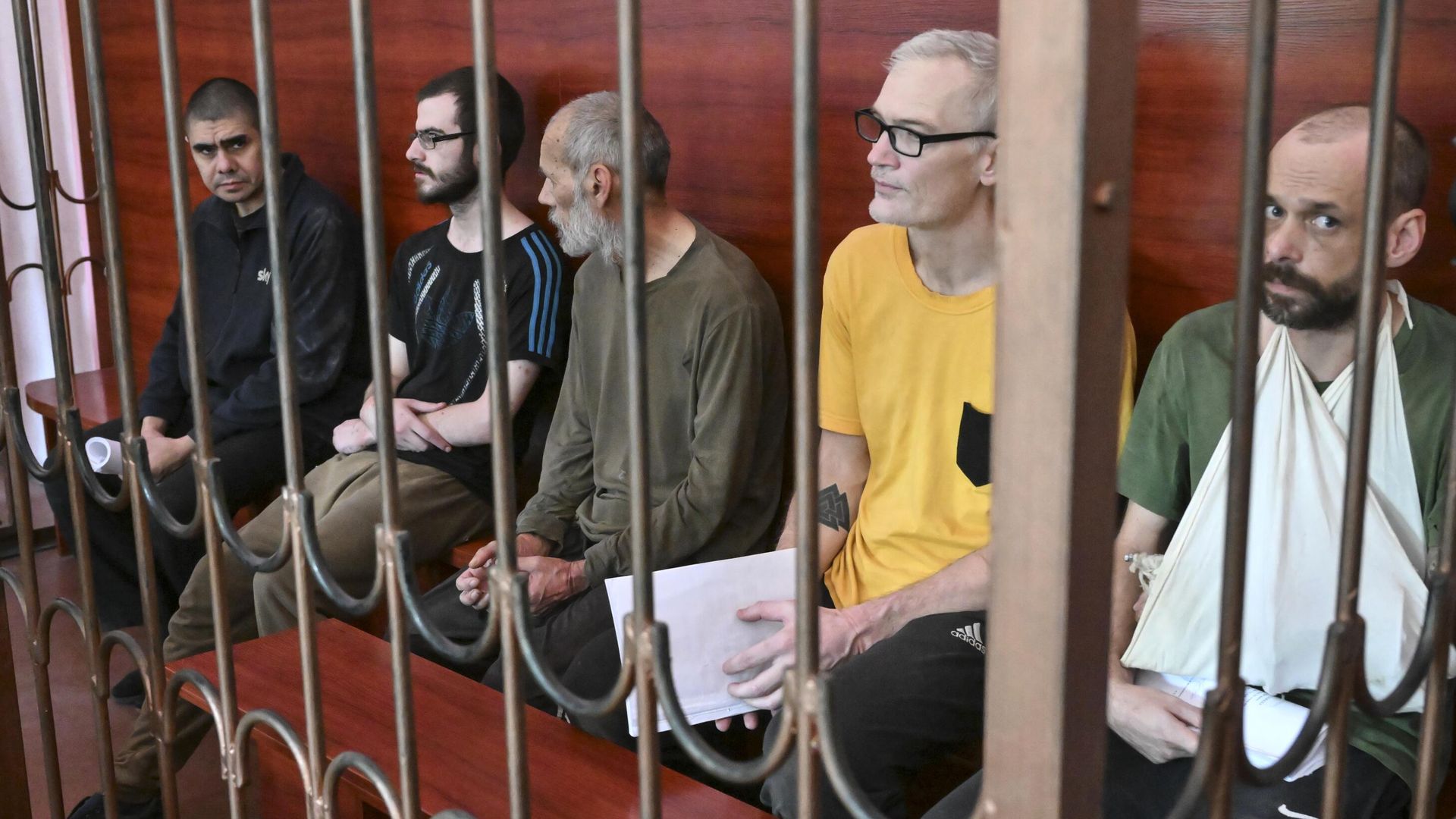 Гражданин Хорватии Векослав Пребег, граждане Великобритании Дилан Хили, Джон Хардинг, гражданин Швеции Матиас Густавссон и гражданин Великобритании Эндрю Хилл в зале суда в Донецке - РИА Новости, 1920, 21.10.2022