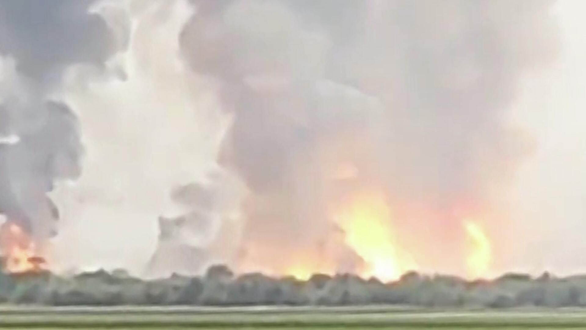 Боеприпасы сдетонировали на складе в Джанкойском районе Крыма. Видео с места ЧП Боеприпасы сдетонировали на складе в Джанкойском районе Крыма. Видео с места ЧП - РИА Новости, 1920, 16.08.2022