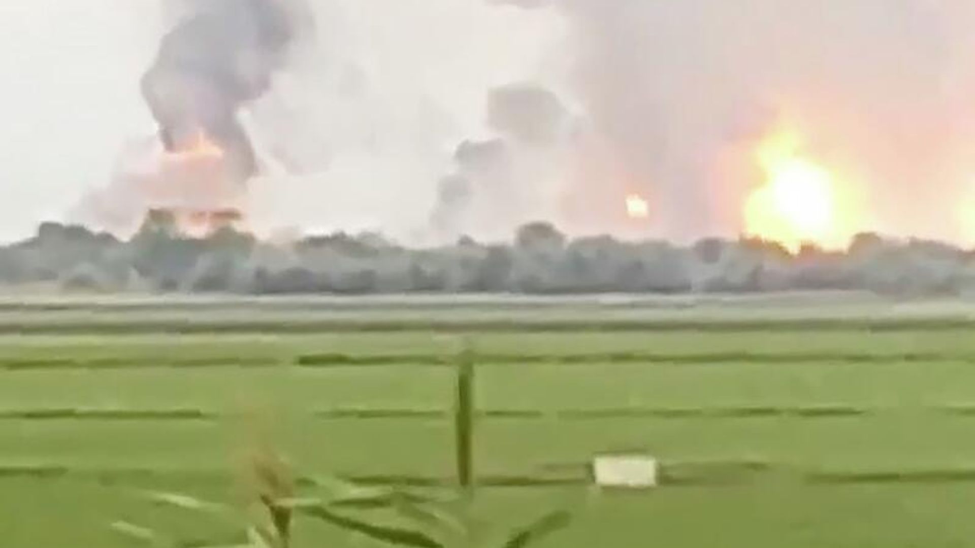 Кадр видео очевидца с места детонации боеприпасов в Джанкойском районе Крыма Кадр видео очевидца с места детонации боеприпасов в Джанкойском районе Крыма - РИА Новости, 1920, 16.08.2022