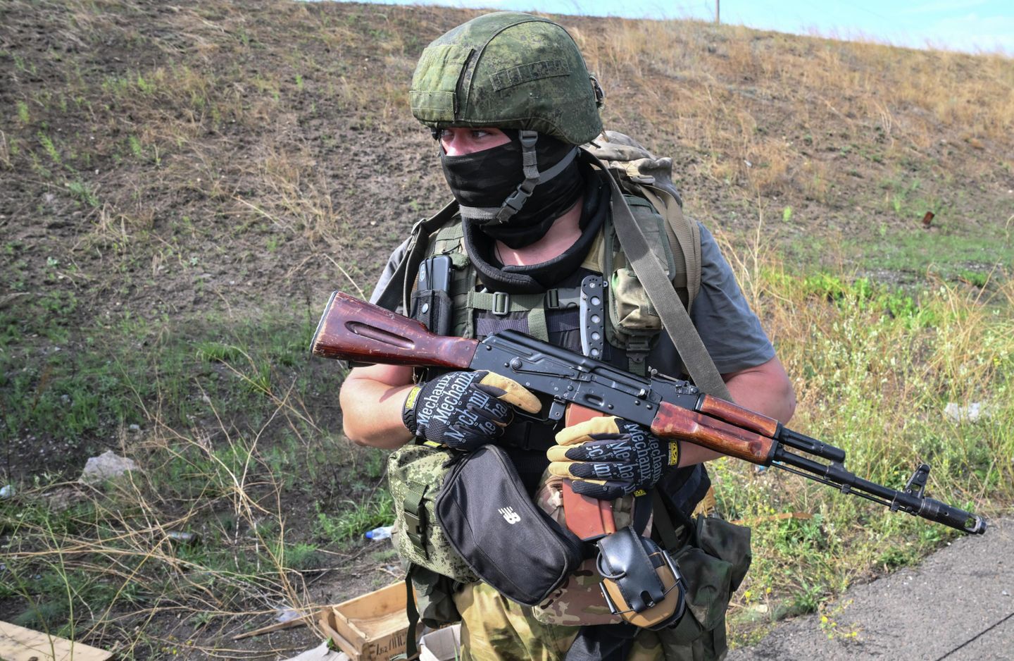 Военнослужащий подразделения интернациональной бригады Пятнашка под Авдеевкой в Донецкой народной республике Военнослужащий подразделения интернациональной бригады Пятнашка под Авдеевкой в Донецкой народной республике