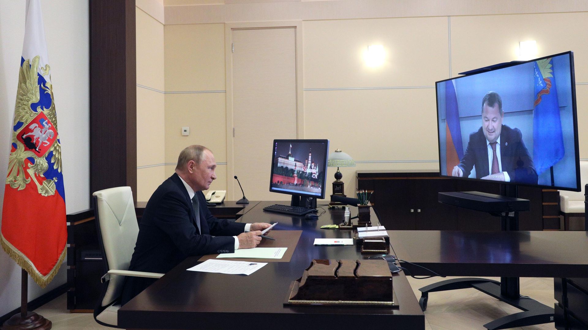 Президент РФ Владимир Путин во время встречи в режиме видеоконференции с временно исполняющим обязанности главы администрации Тамбовской области Максимом Егоровым Президент РФ Владимир Путин во время встречи в режиме видеоконференции с временно исполняющим обязанности главы администрации Тамбовской области Максимом Егоровым - РИА Новости, 1920, 16.08.2022