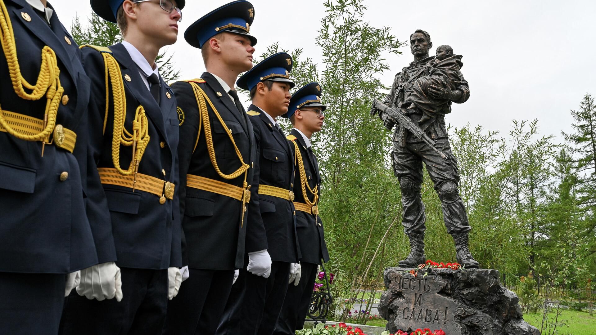 Губернатор Ямала открыл памятник Защитникам Донбасса Губернатор Ямала открыл памятник Защитникам Донбасса - РИА Новости, 1920, 16.08.2022