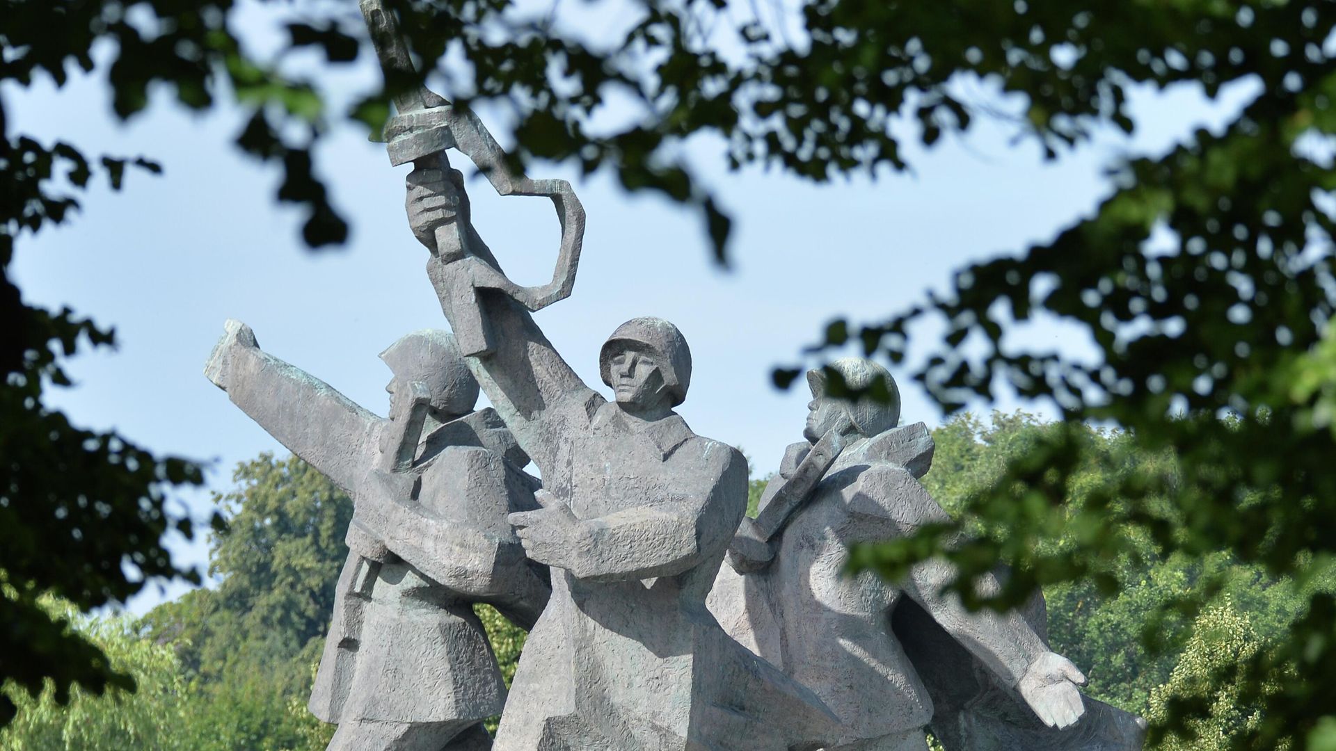 Памятник воинам Советской Армии - освободителям Советской Латвии и Риги от немецко-фашистских захватчиков в парке Победы на левом берегу Даугавы в Риге Памятник воинам Советской Армии - освободителям Советской Латвии и Риги от немецко-фашистских захватчиков в парке Победы на левом берегу Даугавы в Риге - РИА Новости, 1920, 19.08.2022