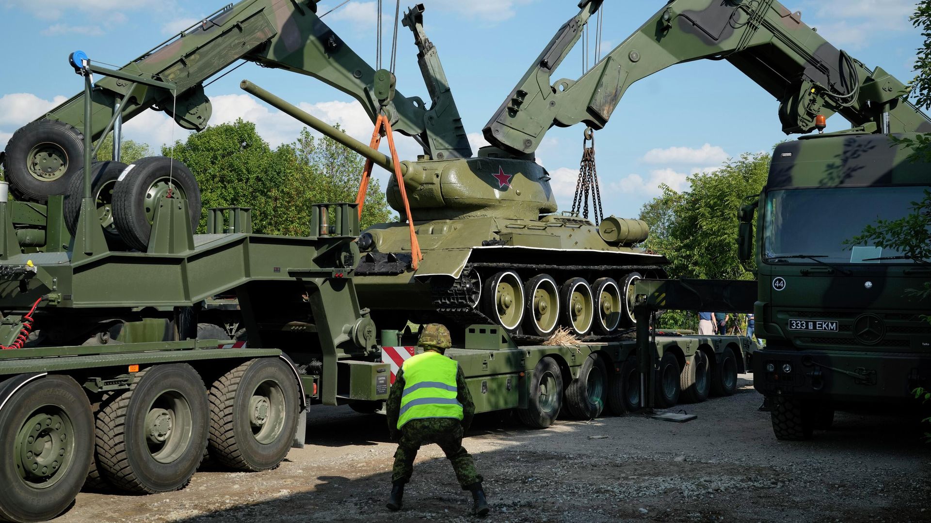 Перенос танка - памятника Т-34 из Нарвы в Эстонский военный музей Перенос танка - памятника Т-34 из Нарвы в Эстонский военный музей - РИА Новости, 1920, 04.01.2023