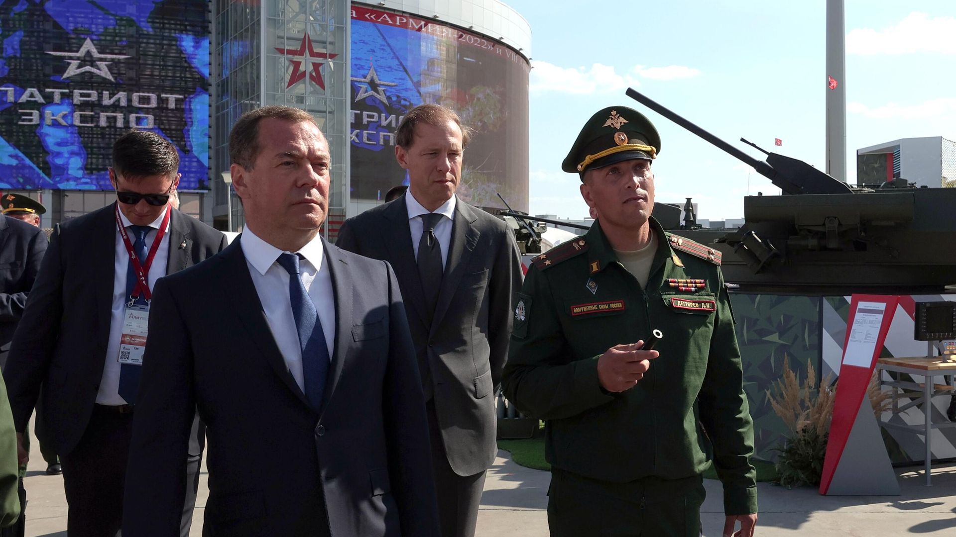Заместитель председателя Совета безопасности РФ Дмитрий Медведев на выставке вооружений в рамках Международного военно-технического форума Армия-2022 Заместитель председателя Совета безопасности РФ Дмитрий Медведев на выставке вооружений в рамках Международного военно-технического форума Армия-2022 - РИА Новости, 1920, 16.08.2022