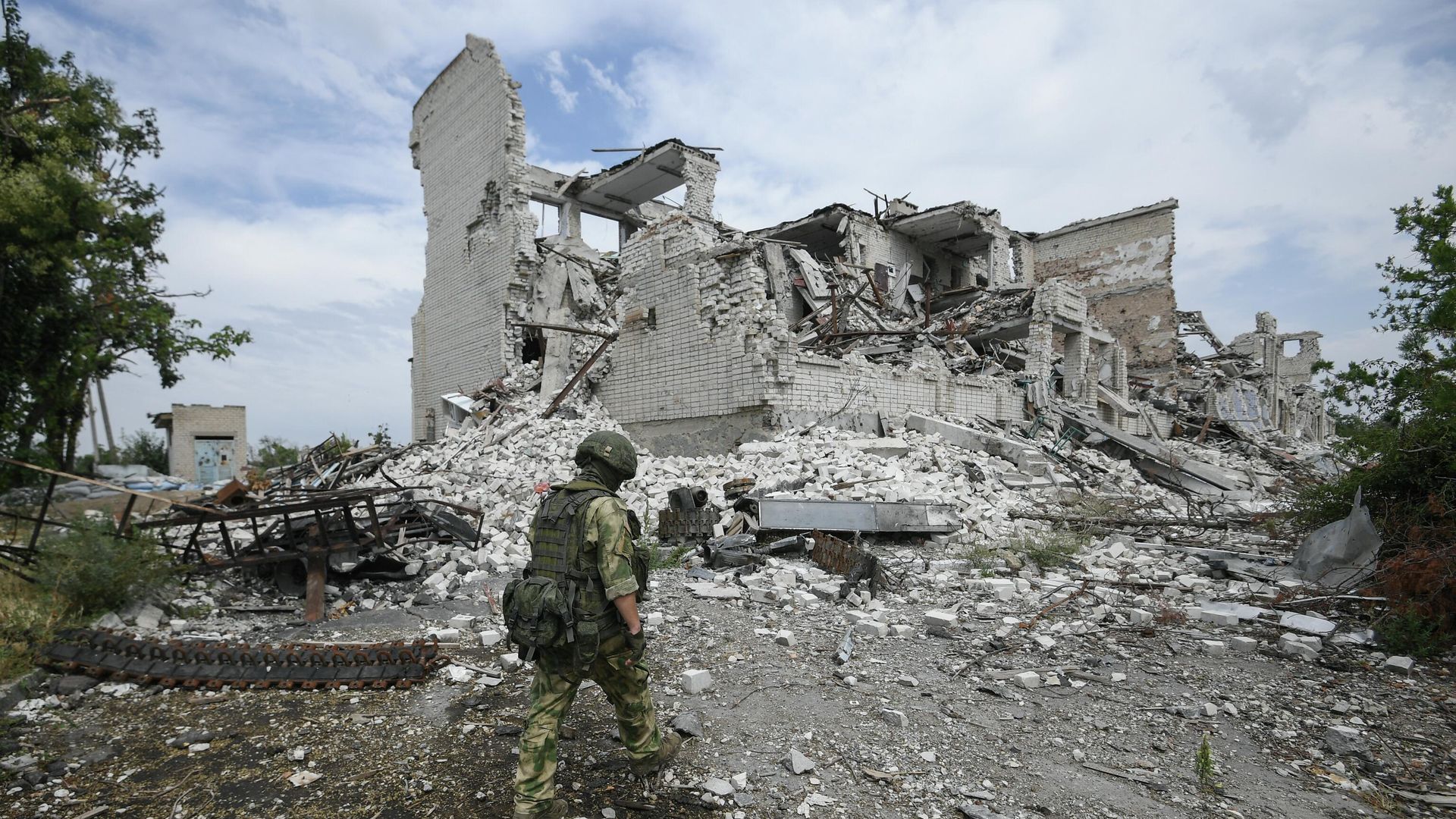 Военнослужащий ВС России возле разрушенного дома в селе Александровка Херсонской области Военнослужащий ВС России возле разрушенного дома в селе Александровка Херсонской области - РИА Новости, 1920, 21.10.2025