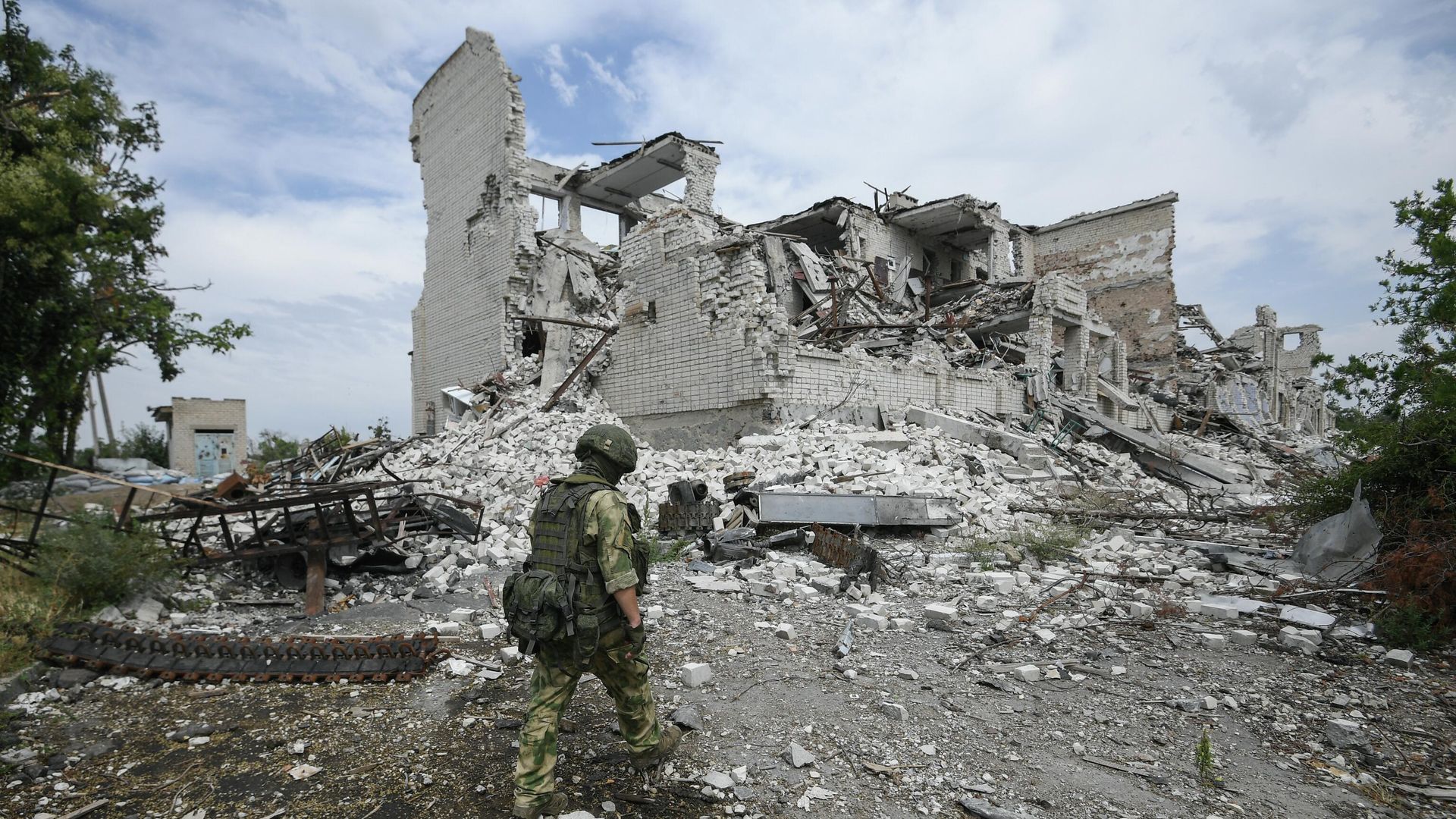 Военнослужащий ВС России возле разрушенного дома в селе Александровка Херсонской области Военнослужащий ВС России возле разрушенного дома в селе Александровка Херсонской области - РИА Новости, 1920, 21.10.2025