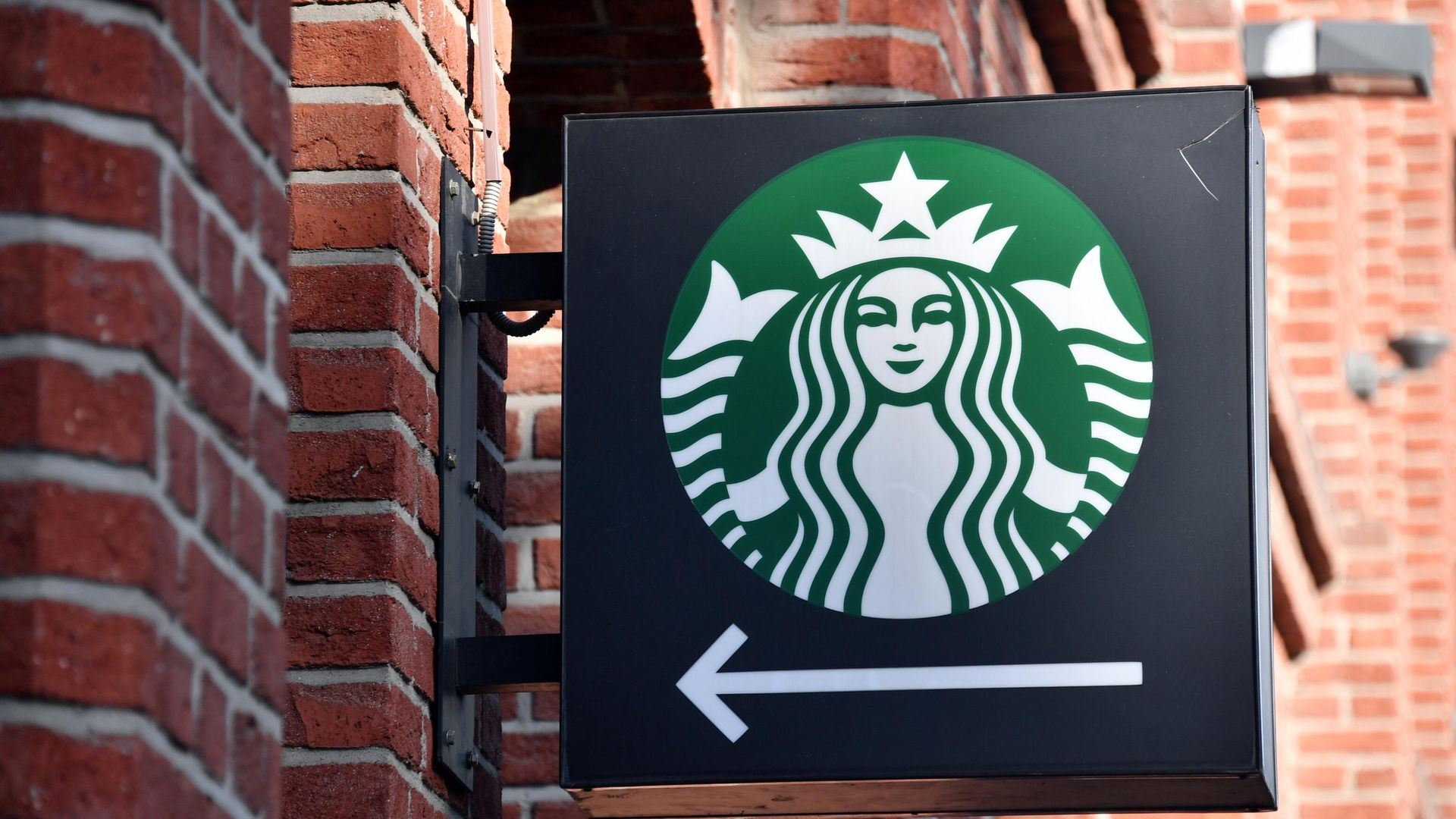 Вывеска кофейни Starbucks в Москве Вывеска кофейни Starbucks в Москве - РИА Новости, 1920, 04.06.2024