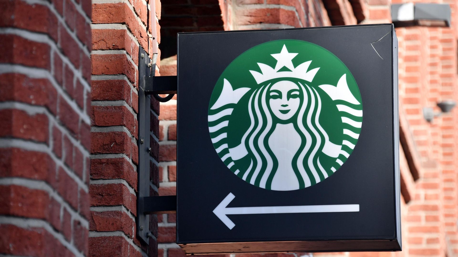 Вывеска кофейни Starbucks в Москве Вывеска кофейни Starbucks в Москве - РИА Новости, 1920, 18.08.2022
