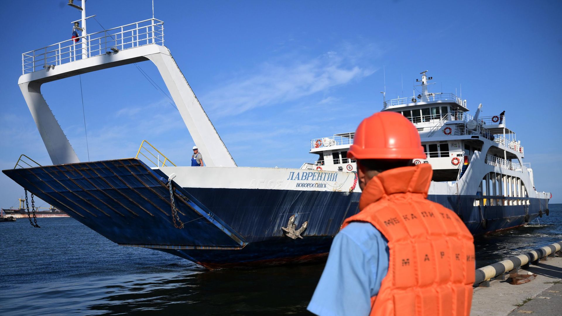 Автомобильно-пассажирский паром Лаврентий у причала морского порта Мариуполя Автомобильно-пассажирский паром Лаврентий у причала морского порта Мариуполя - РИА Новости, 1920, 24.05.2025