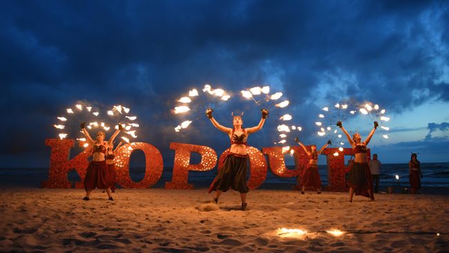 Артисты во время шоу на пляже в рамках фестиваля Короче в Калининграде Артисты во время шоу на пляже в рамках фестиваля Короче в Калининграде