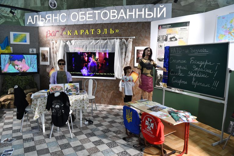 Экспозиция, воссоздающая класс украинской школы полка Азов (террористическая организация, деятельность запрещена в России, символика признана экстремистской) и зал бара Каратэль, на выставке в рамках Международного военно-технического форума Армия-2022 Экспозиция, воссоздающая класс украинской школы полка Азов (террористическая организация, деятельность запрещена в России, символика признана экстремистской) и зал бара Каратэль, на выставке в рамках Международного военно-технического форума Армия-2022