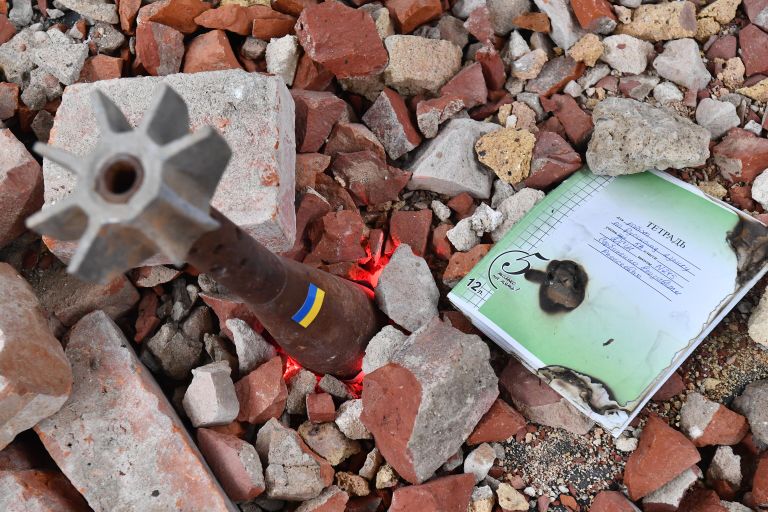 Экспозиция с школьной тетрадью и снарядом на выставке в рамках Международного военно-технического форума Армия-2022 на территории Конгрессно-выставочного центра Патриот Экспозиция с школьной тетрадью и снарядом на выставке в рамках Международного военно-технического форума Армия-2022 на территории Конгрессно-выставочного центра Патриот