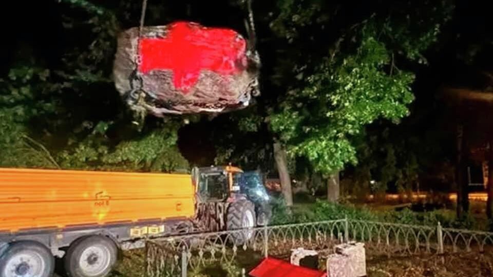 Демонтаж памятника советскому дипломатическому курьеру Т. Нетте в Латвии Демонтаж памятника советскому дипломатическому курьеру Т. Нетте в Латвии - РИА Новости, 1920, 18.08.2022