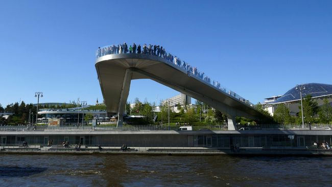 Парящий мост в природно-ландшафтном парке Зарядье в Москве. Парящий мост в природно-ландшафтном парке Зарядье в Москве.