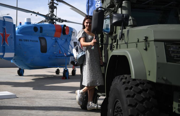 Девушка на выставке в рамках Международного военно-технического форума Армия-2022 Девушка на выставке в рамках Международного военно-технического форума Армия-2022