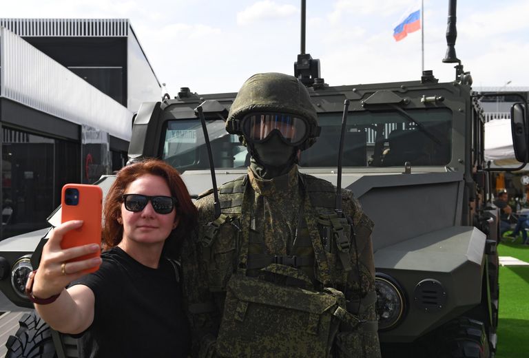 Посетительница фотографируется на выставке в рамках Международного военно-технического форума Армия-2022 Посетительница фотографируется на выставке в рамках Международного военно-технического форума Армия-2022