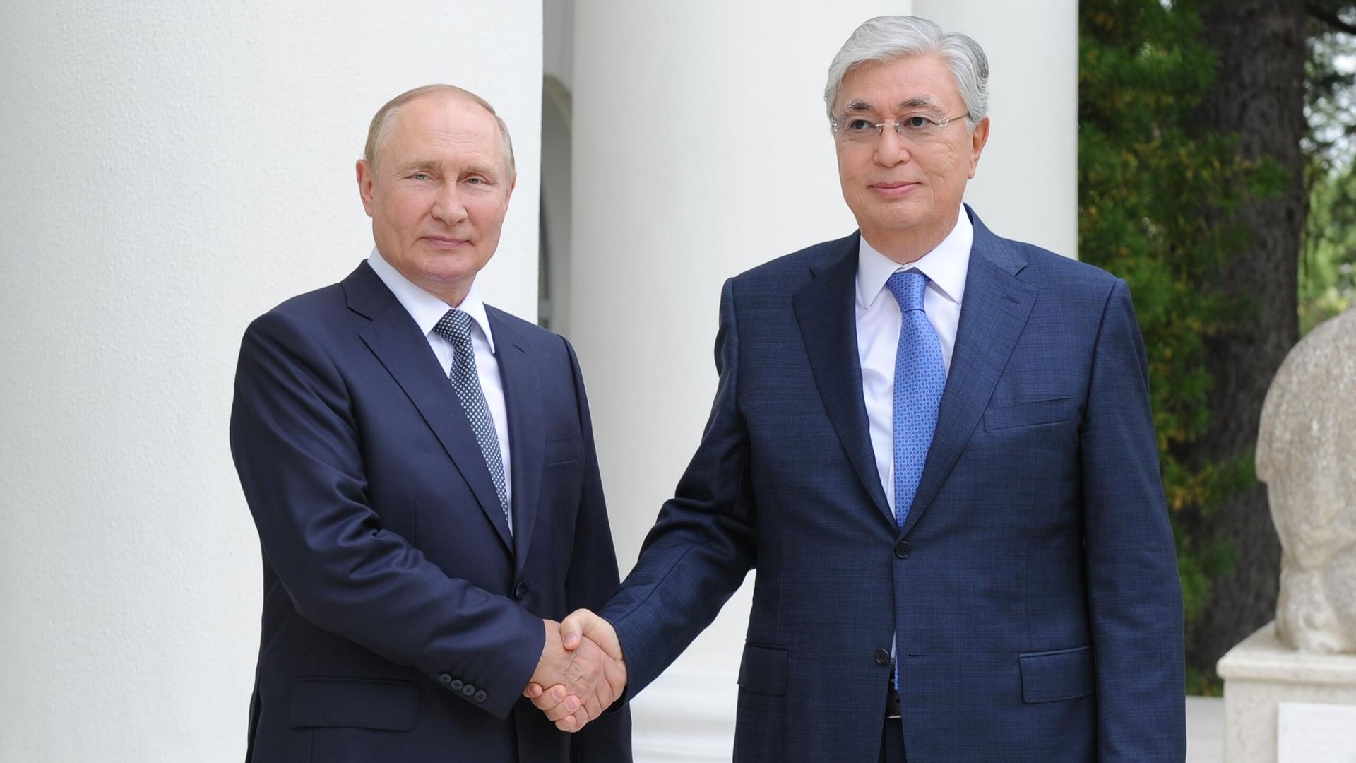 Президент РФ Владимир Путин и президент Казахстана Касым-Жомарт Токаев во время встречи Президент РФ Владимир Путин и президент Казахстана Касым-Жомарт Токаев во время встречи - РИА Новости, 1920, 28.10.2022