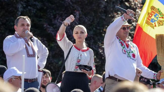 Марина Таубер во время митинга протеста
