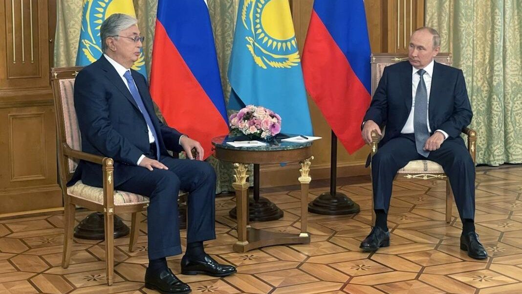 Президент РФ Владимир Путин и президент Казахстана Касым-Жомарт Токаев во время встречи Президент РФ Владимир Путин и президент Казахстана Касым-Жомарт Токаев во время встречи - РИА Новости, 1920, 01.09.2022