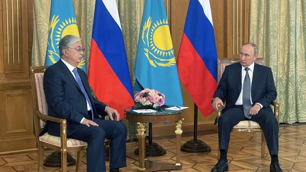 Президент России Владимир Путин и президент Казахстана Касым-Жомарт Токаев во время встречи Президент России Владимир Путин и президент Казахстана Касым-Жомарт Токаев во время встречи - РИА Новости, 1920, 22.10.2022