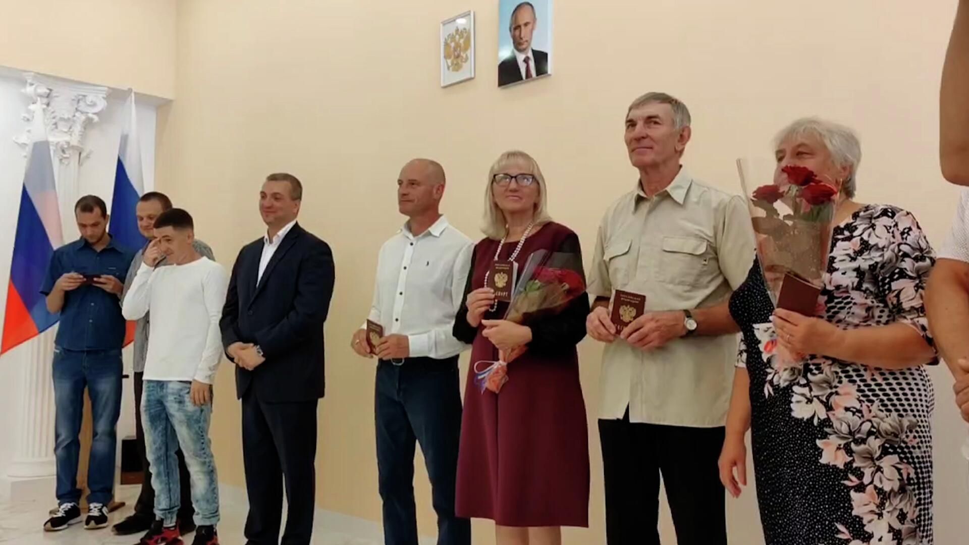 Жители Харьковской области получают российские паспорта Жители Харьковской области получают российские паспорта - РИА Новости, 1920, 20.08.2022