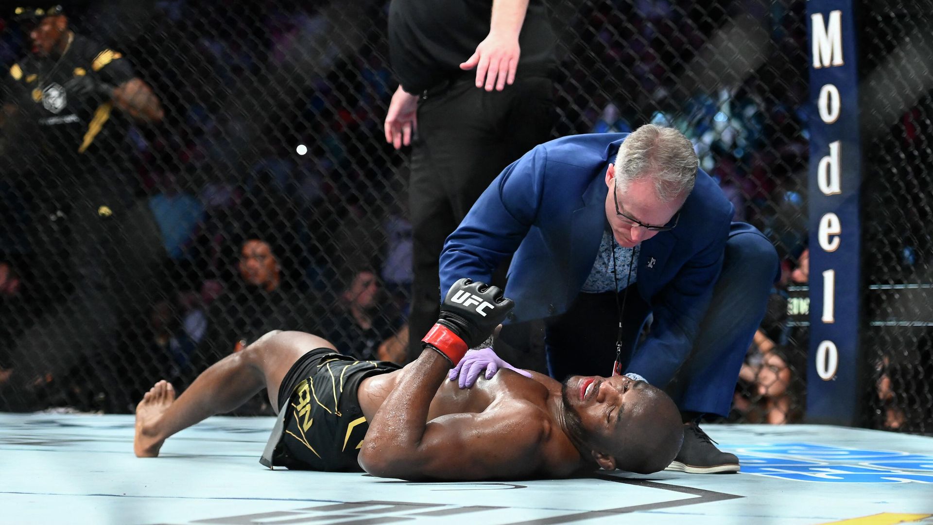 Боец UFC Камару Усман после поражения нокаутом Боец UFC Камару Усман после поражения нокаутом - РИА Новости, 1920, 21.08.2022