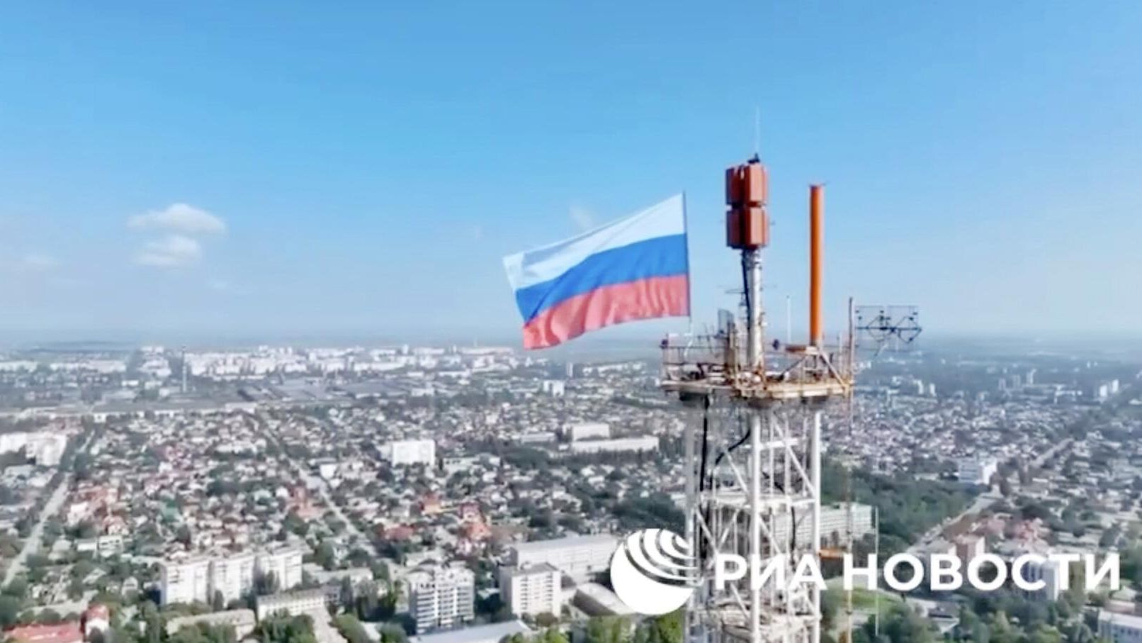 На самой высокой точке Херсона — телевышке подняли гигантский триколор ко Дню флага России На самой высокой точке Херсона — телевышке подняли гигантский триколор ко Дню флага России - РИА Новости, 1920, 07.09.2022