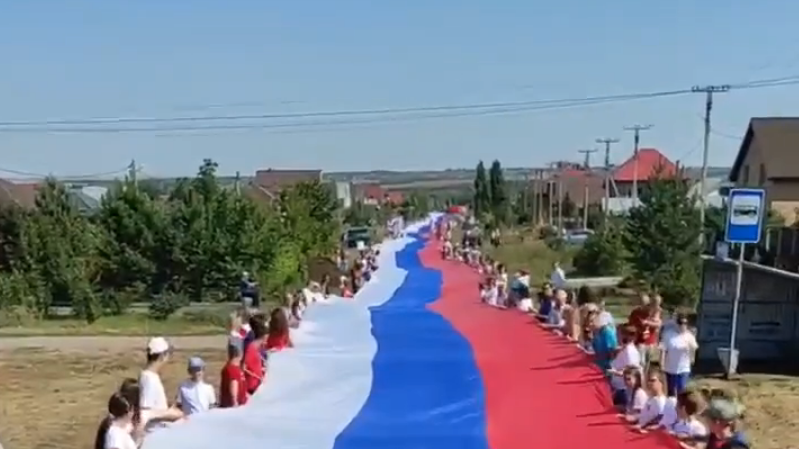 Развертывание российского флага длиной 1300 метров в селе Подгородняя Покровка Оренбургской области Развертывание российского флага длиной 1300 метров в селе Подгородняя Покровка Оренбургской области - РИА Новости, 1920, 21.08.2022