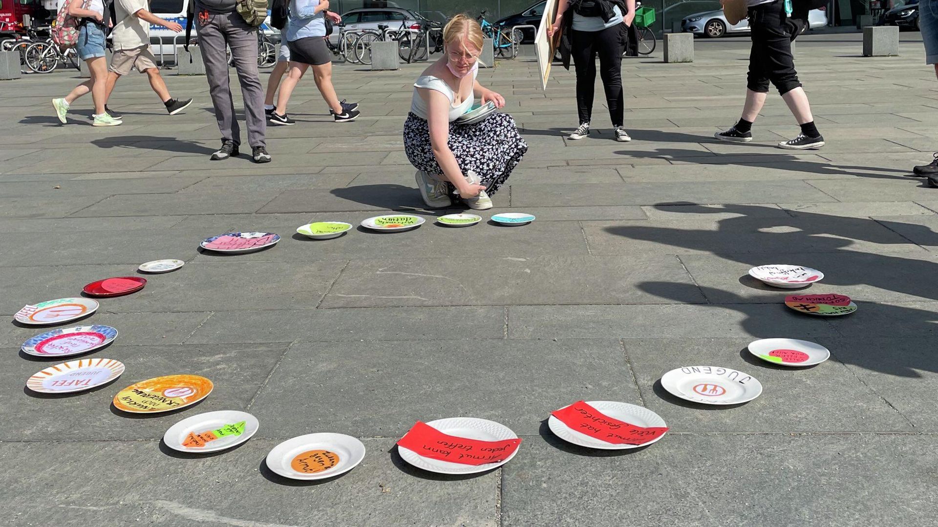 Активисты движения Die Tafel Jugend во время митинга в Берлине Активисты движения Die Tafel Jugend во время митинга в Берлине - РИА Новости, 1920, 21.08.2022