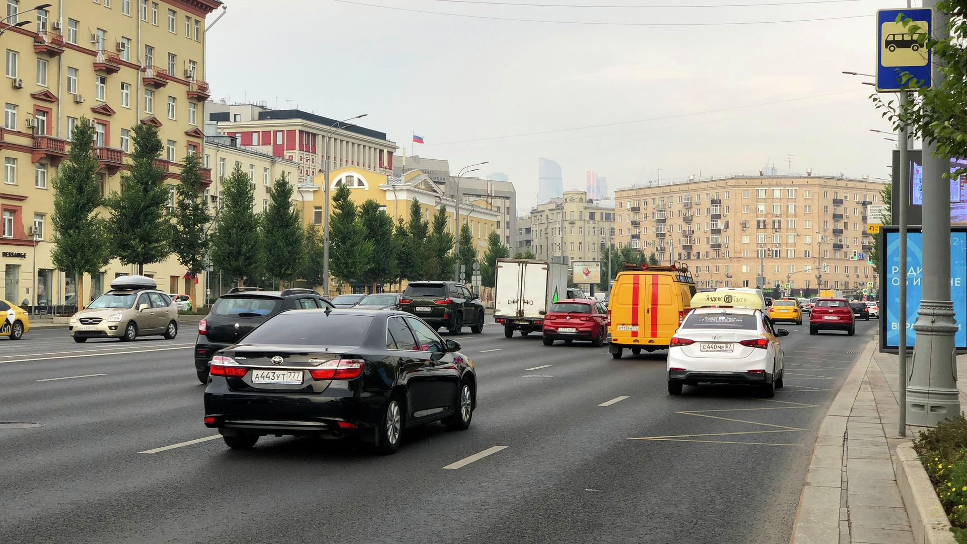 Движение на Зубовском бульваре в Москве. 22 августа 2022 Движение на Зубовском бульваре в Москве. 22 августа 2022 - РИА Новости, 1920, 22.08.2022
