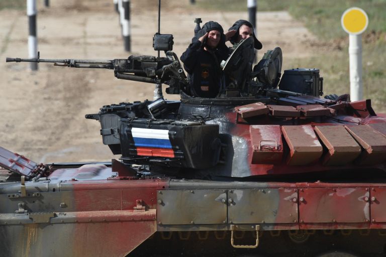 Военнослужащие команды России на дистанции индивидуальной гонки соревнований танковых экипажей в рамках конкурса Танковый биатлон-2022 на военном полигоне Алабино в Московской области Военнослужащие команды России на дистанции индивидуальной гонки соревнований танковых экипажей в рамках конкурса Танковый биатлон-2022 на военном полигоне Алабино в Московской области