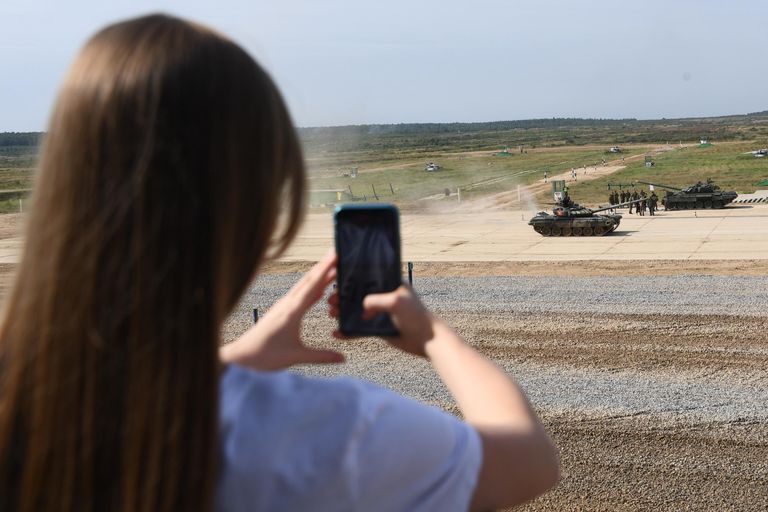 Танк Т-72Б3 команды военнослужащих Киргизии на дистанции индивидуальной гонки соревнований танковых экипажей в рамках конкурса Танковый биатлон-2022 на военном полигоне Алабино в Московской области Танк Т-72Б3 команды военнослужащих Киргизии на дистанции индивидуальной гонки соревнований танковых экипажей в рамках конкурса Танковый биатлон-2022 на военном полигоне Алабино в Московской области
