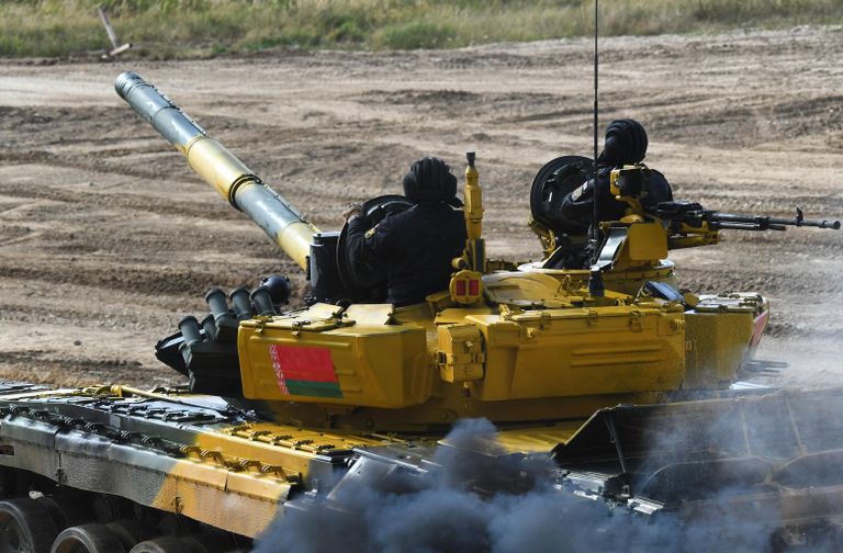 Танк Т-72БМЭ команды военнослужащих Белоруссии на дистанции индивидуальной гонки соревнований танковых экипажей в рамках конкурса Танковый биатлон-2022 на военном полигоне Алабино в Московской области Танк Т-72БМЭ команды военнослужащих Белоруссии на дистанции индивидуальной гонки соревнований танковых экипажей в рамках конкурса Танковый биатлон-2022 на военном полигоне Алабино в Московской области