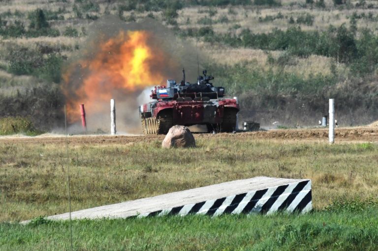 Танк Т-72Б3 команды военнослужащих России на дистанции индивидуальной гонки соревнований танковых экипажей в рамках конкурса Танковый биатлон-2022 на военном полигоне Алабино в Московской области Танк Т-72Б3 команды военнослужащих России на дистанции индивидуальной гонки соревнований танковых экипажей в рамках конкурса Танковый биатлон-2022 на военном полигоне Алабино в Московской области