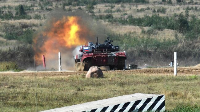 Танк Т-72Б3 команды военнослужащих России на дистанции индивидуальной гонки соревнований танковых экипажей в рамках конкурса Танковый биатлон-2022 на военном полигоне Алабино в Московской области Танк Т-72Б3 команды военнослужащих России на дистанции индивидуальной гонки соревнований танковых экипажей в рамках конкурса Танковый биатлон-2022 на военном полигоне Алабино в Московской области