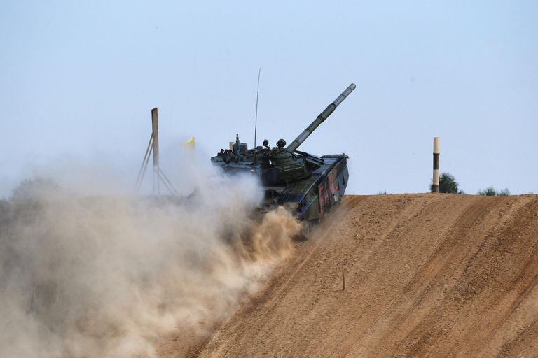 Танк Т-72Б3 команды военнослужащих Южной Осетии на дистанции индивидуальной гонки соревнований танковых экипажей в рамках конкурса Танковый биатлон-2022 на военном полигоне Алабино в Московской области Танк Т-72Б3 команды военнослужащих Южной Осетии на дистанции индивидуальной гонки соревнований танковых экипажей в рамках конкурса Танковый биатлон-2022 на военном полигоне Алабино в Московской области