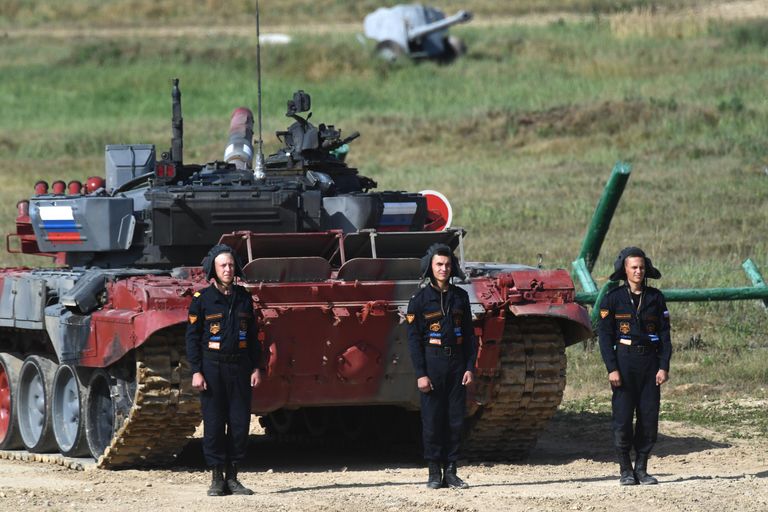 Военнослужащие команды России перед индивидуальной гонкой соревнований танковых экипажей в рамках конкурса Танковый биатлон-2022 на военном полигоне Алабино в Московской области Военнослужащие команды России перед индивидуальной гонкой соревнований танковых экипажей в рамках конкурса Танковый биатлон-2022 на военном полигоне Алабино в Московской области