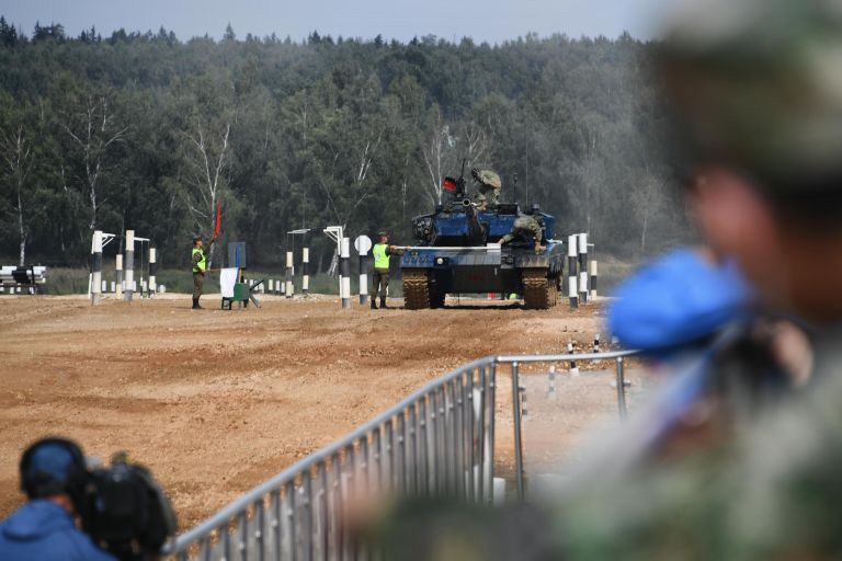 Танк Type-96B команды военнослужащих Китая на дистанции индивидуальной гонки соревнований танковых экипажей в рамках конкурса Танковый биатлон-2022 на военном полигоне Алабино в Московской области Танк Type-96B команды военнослужащих Китая на дистанции индивидуальной гонки соревнований танковых экипажей в рамках конкурса Танковый биатлон-2022 на военном полигоне Алабино в Московской области