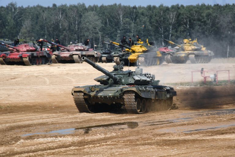 Танк Т-72Б3 команды военнослужащих Киргизии на дистанции индивидуальной гонки соревнований танковых экипажей в рамках конкурса Танковый биатлон-2022 на военном полигоне Алабино в Московской области Танк Т-72Б3 команды военнослужащих Киргизии на дистанции индивидуальной гонки соревнований танковых экипажей в рамках конкурса Танковый биатлон-2022 на военном полигоне Алабино в Московской области