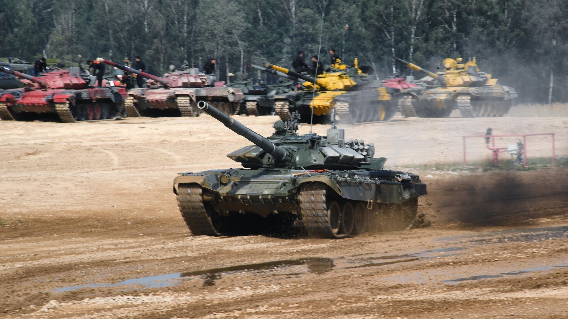 Танк Т-72Б3 команды военнослужащих Киргизии на дистанции индивидуальной гонки соревнований танковых экипажей в рамках конкурса Танковый биатлон-2022 на военном полигоне Алабино в Московской области Танк Т-72Б3 команды военнослужащих Киргизии на дистанции индивидуальной гонки соревнований танковых экипажей в рамках конкурса Танковый биатлон-2022 на военном полигоне Алабино в Московской области - РИА Новости, 1920, 27.08.2022