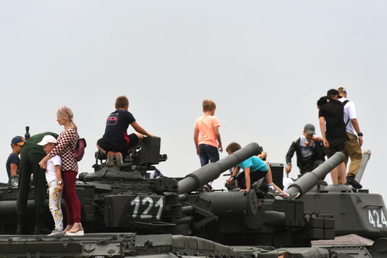 Зрители на соревнованиях танковых экипажей Танковый биатлон-2022 на военном полигоне Алабино в Московской области Зрители на соревнованиях танковых экипажей Танковый биатлон-2022 на военном полигоне Алабино в Московской области
