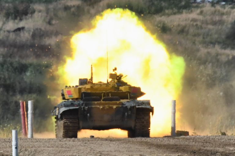 Танк Т-72БМЭ команды военнослужащих Белоруссии на дистанции индивидуальной гонки соревнований танковых экипажей в рамках конкурса Танковый биатлон-2022 на военном полигоне Алабино в Московской области Танк Т-72БМЭ команды военнослужащих Белоруссии на дистанции индивидуальной гонки соревнований танковых экипажей в рамках конкурса Танковый биатлон-2022 на военном полигоне Алабино в Московской области