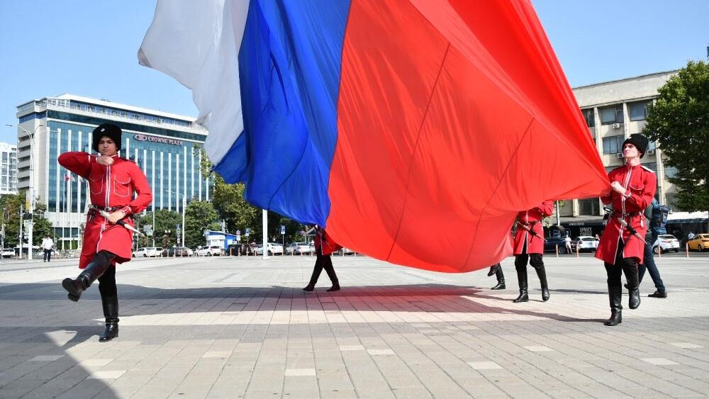 Церемония поднятия государственного флага РФ на главной городской площади Краснодара Церемония поднятия государственного флага РФ на главной городской площади Краснодара - РИА Новости, 1920, 22.08.2022