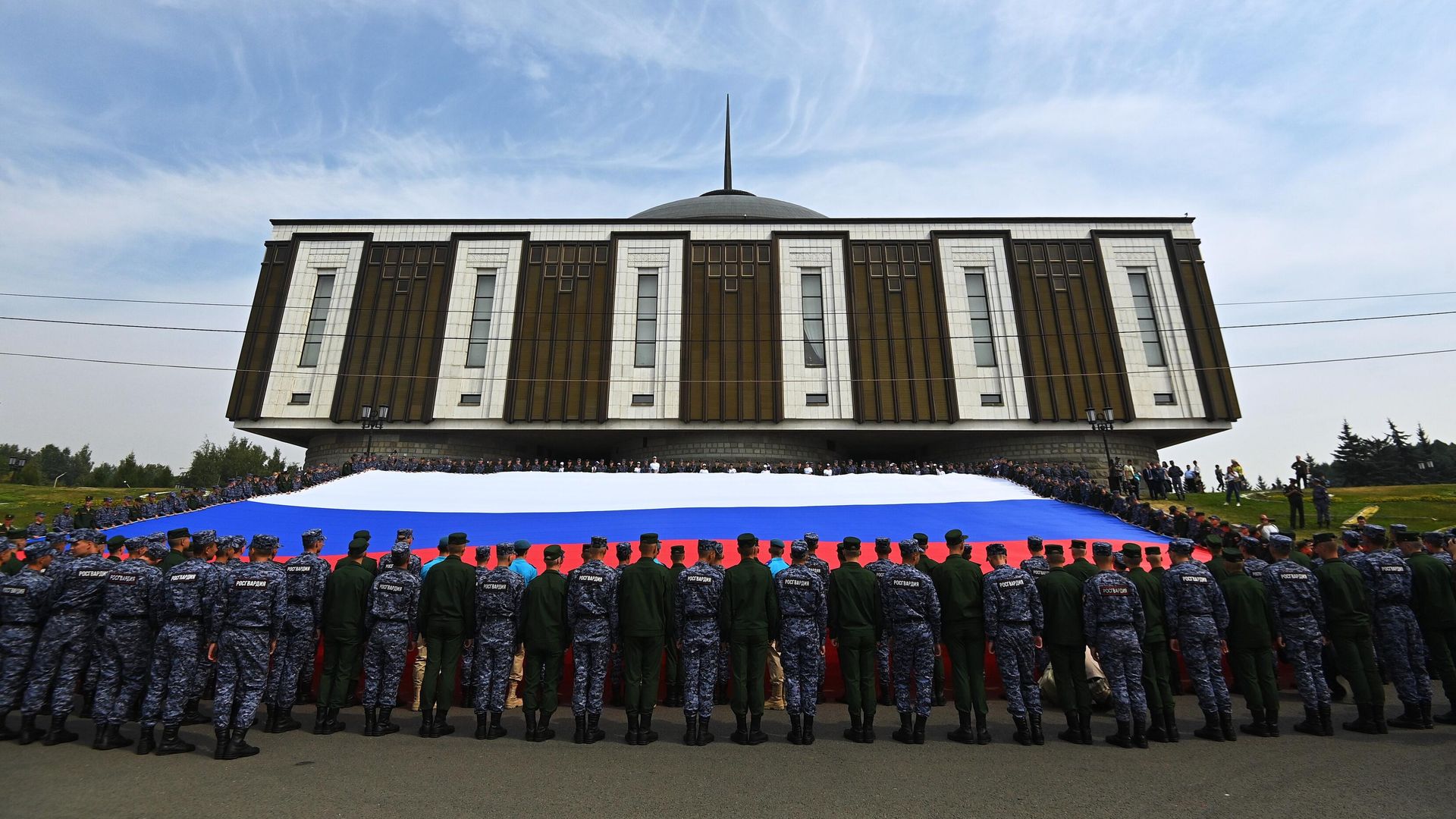Военнослужащие РФ и сотрудники Росгвардии развернули триколор площадью 1 тысячу квадратных метров в День Государственного флага России у Музея Победы в Москве Военнослужащие РФ и сотрудники Росгвардии развернули триколор площадью 1 тысячу квадратных метров в День Государственного флага России у Музея Победы в Москве - РИА Новости, 1920, 22.08.2022