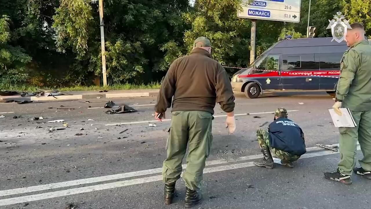 Сотрудники СК РФ в Одинцовском городском округе в районе поселка Большие Вяземы проводят следственные действия на месте подрыва автомобиля Toyota Land Cruiser, в котором находилась журналист и политолог Дарья Дугина Сотрудники СК РФ в Одинцовском городском округе в районе поселка Большие Вяземы проводят следственные действия на месте подрыва автомобиля Toyota Land Cruiser, в котором находилась журналист и политолог Дарья Дугина - РИА Новости, 1920, 22.08.2022