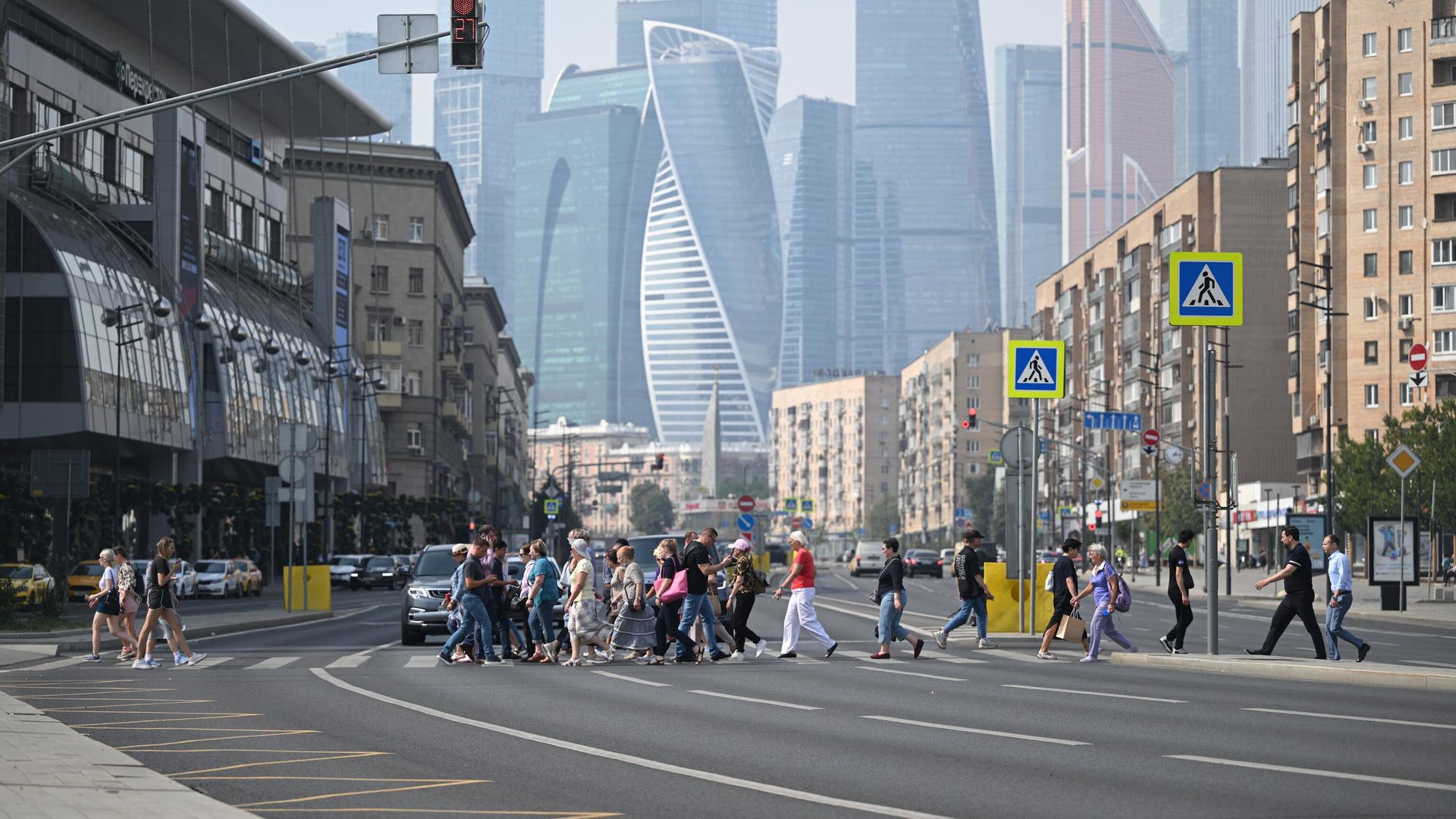 Люди переходят дорогу на Большой Дорогомиловской улице в Москве Люди переходят дорогу на Большой Дорогомиловской улице в Москве - РИА Новости, 1920, 24.09.2024