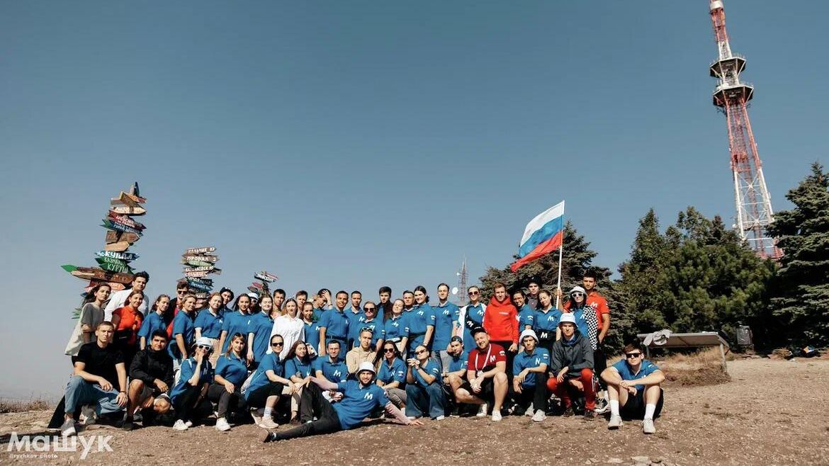 Участники форума Машук в День государственного флага совершили восхождение на гору Машук Участники форума Машук в День государственного флага совершили восхождение на гору Машук - РИА Новости, 1920, 22.08.2022