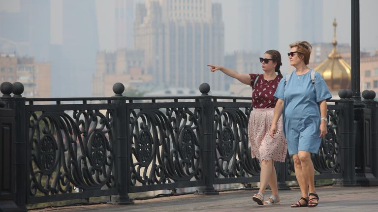 Прохожие на одной из улиц в Москве Прохожие на одной из улиц в Москве