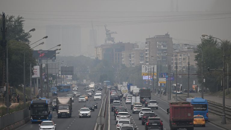 Автомобильное движение на проспекте Мира в Москве Автомобильное движение на проспекте Мира в Москве